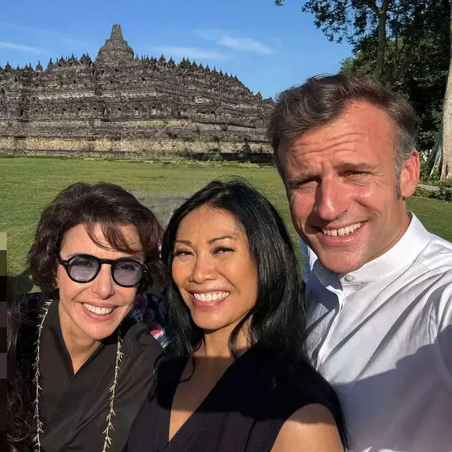 Selfie mahal Anggun C Sasmi bareng Presiden Macron di Candi Borobudur