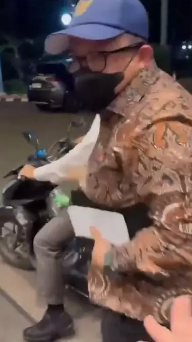 Viral Wamen Fahri Hamzah dikritik gegara naik ojek © Instagram Viral Wamen Fahri Hamzah dikritik gegara naik ojek © Instagram