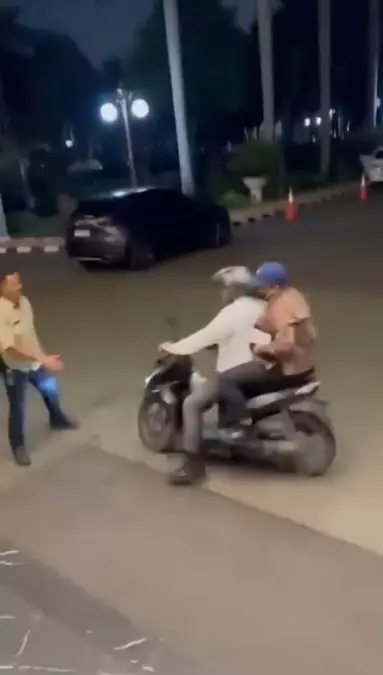Viral Wamen Fahri Hamzah dikritik gegara naik ojek © Instagram Viral Wamen Fahri Hamzah dikritik gegara naik ojek © Instagram