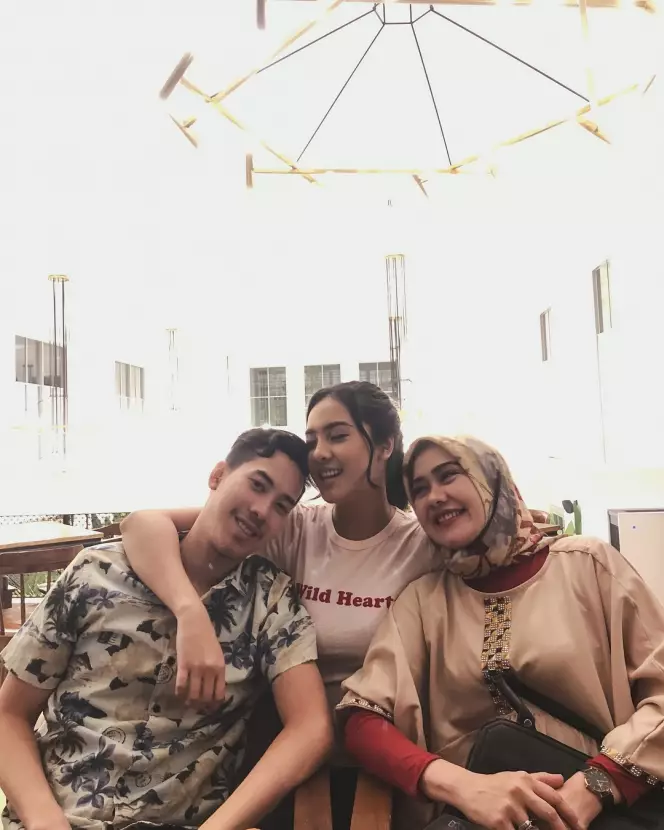 ibu anya geraldine mudanya mirip luna maya © 2023 brilio.net