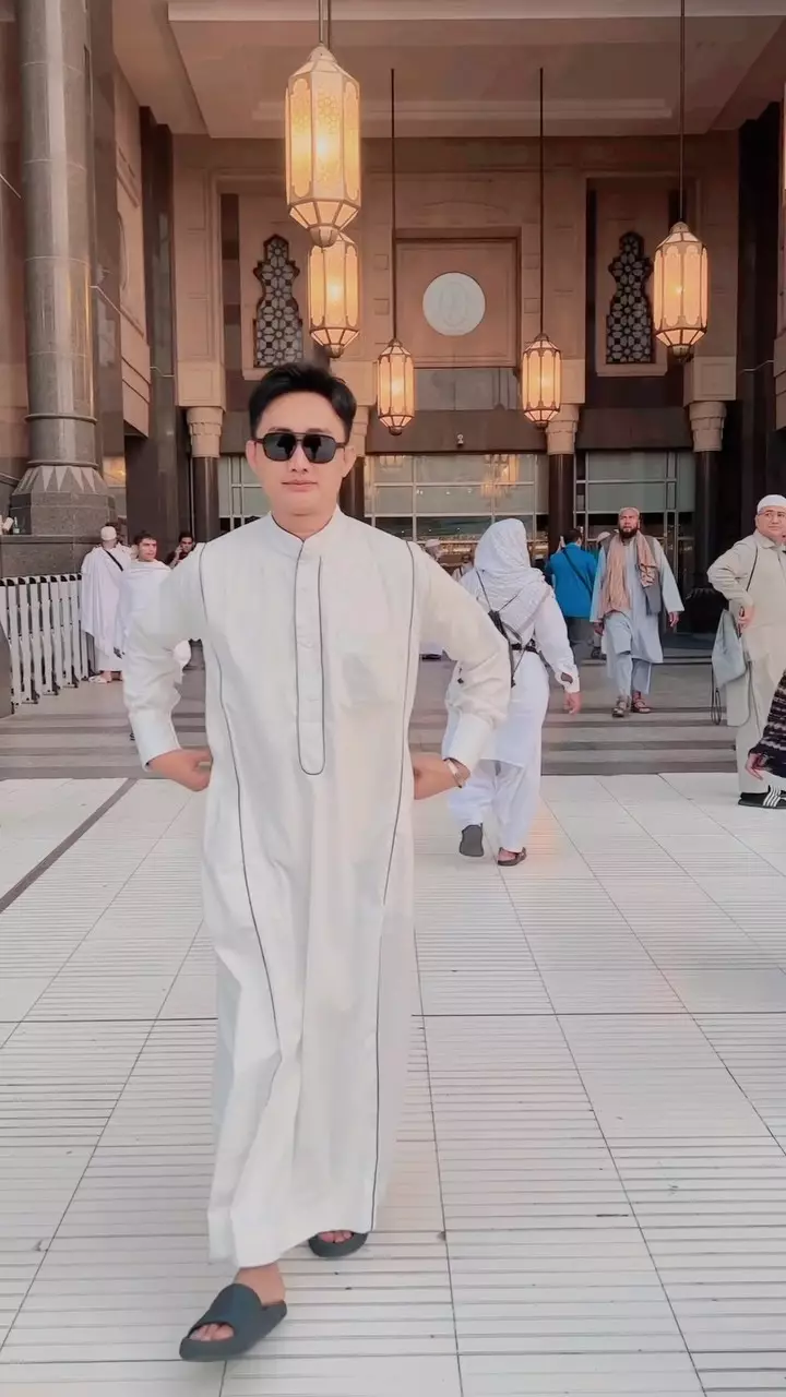 potret Bobby Tince kini berhijrah © Instagram