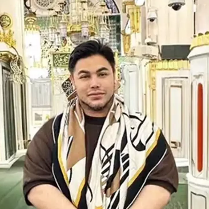 Ivan Gunawan senyum manis foto di Raudah Taman Surga di Masjid Nabawi Madinah, tempat mustajab berdoa