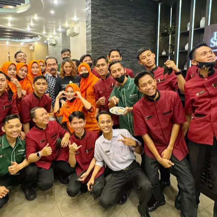 Rayakan ulang tahun pernikahan ke-30, Inul Daratista dan Adam Suseno makan bersama di restoran Padang berbagai sumber Rayakan ulang tahun pernikahan ke-30, Inul Daratista dan Adam Suseno makan bersama di restoran Padang berbagai sumber