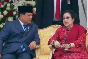 Momen akrab Prabowo dan Megawati usai upacara Hari Lahir Pancasila, asik ngobrol berdua