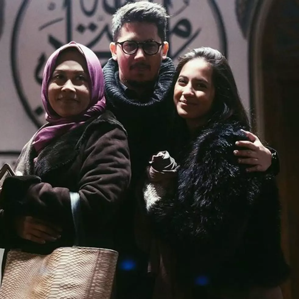 9 Potret lawas ibunda Pevita Pearce yang jarang tersorot, senyum manisnya bikin salfok