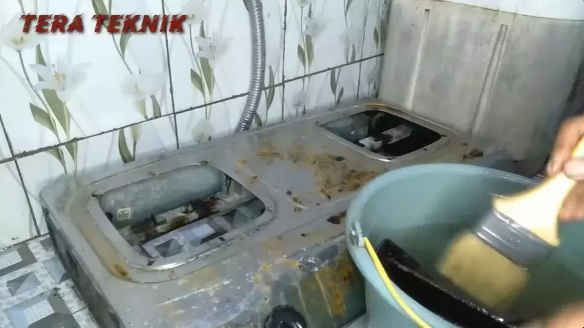 Cara lunturkan noda kerak dan karat di kompor pakai 2 bahan dapur © YouTube