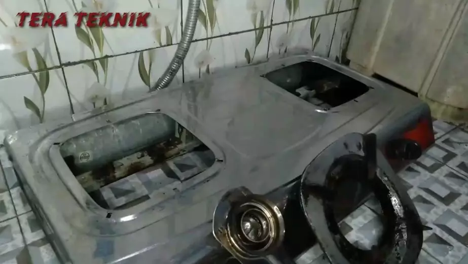 Cara lunturkan noda kerak dan karat di kompor pakai 2 bahan dapur © YouTube