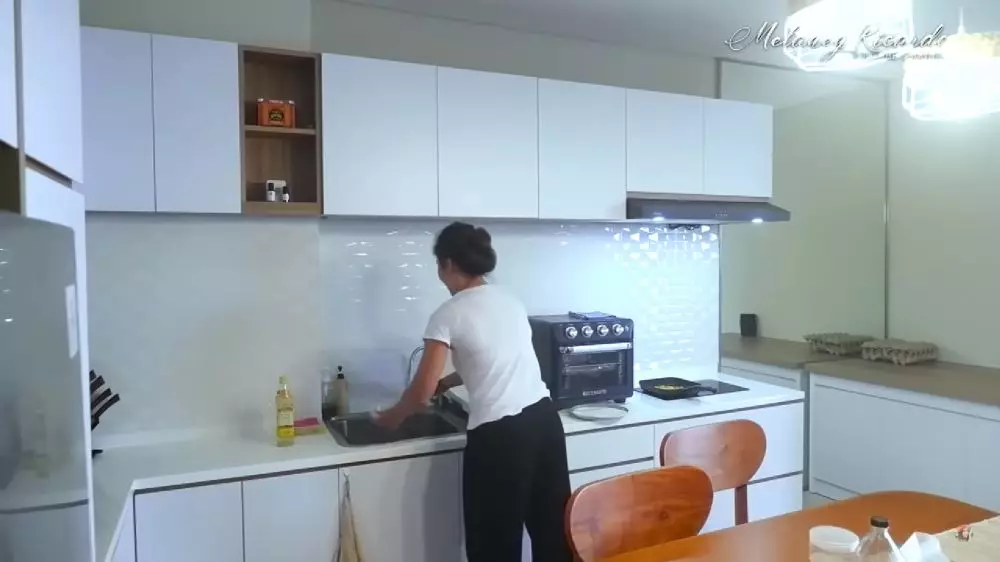 dapur apartemen Inge Anugrah © 2024 brilio.net