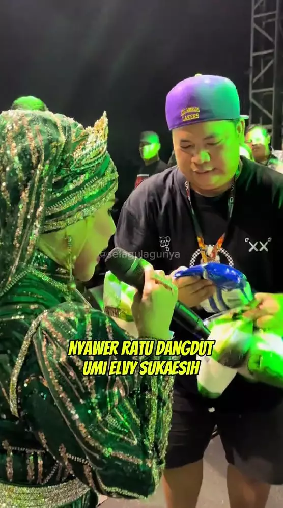 Elvy Sukaesih malah disawer sembako © TikTok Elvy Sukaesih malah disawer sembako © TikTok
