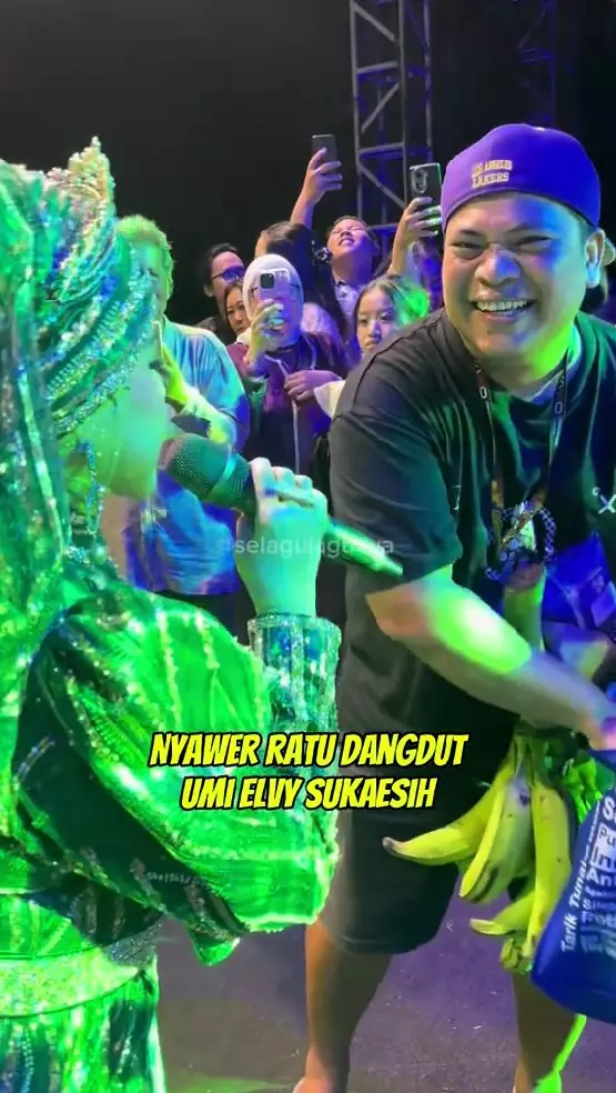 Elvy Sukaesih malah disawer sembako © TikTok Elvy Sukaesih malah disawer sembako © TikTok