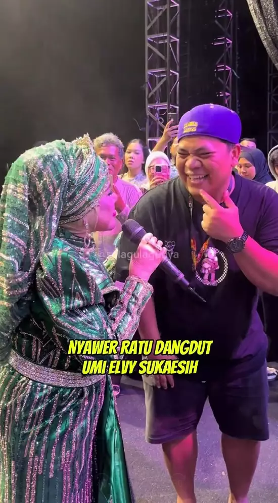 Elvy Sukaesih malah disawer sembako © TikTok Elvy Sukaesih malah disawer sembako © TikTok