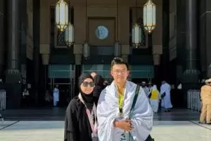 Tya Ariestya lancar ke Tanah Suci saat riuh visa furoda, ternyata naik haji lewat jalur ini