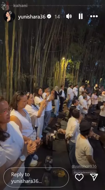 Yuni Shara pakai dress selutut © Instagram Yuni Shara pakai dress selutut © Instagram