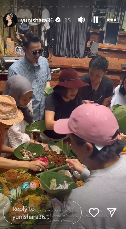 Yuni Shara pakai dress selutut © Instagram Yuni Shara pakai dress selutut © Instagram