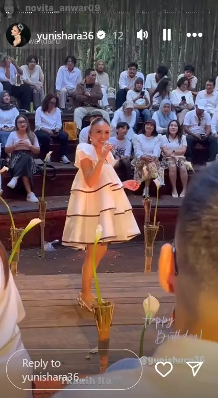 Yuni Shara pakai dress selutut © Instagram Yuni Shara pakai dress selutut © Instagram