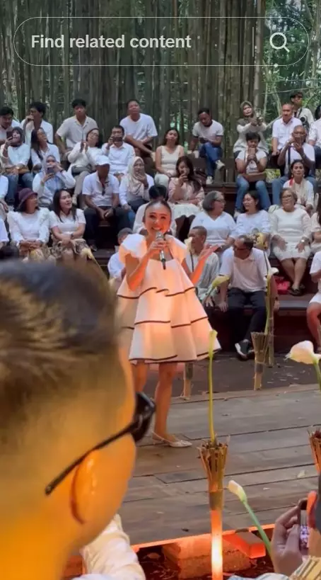 Yuni Shara pakai dress selutut © Instagram Yuni Shara pakai dress selutut © Instagram