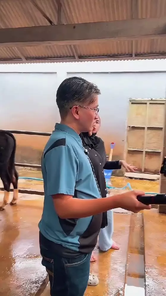 momen haru Ruben Onsu cari sapi kurban © Instagram momen haru Ruben Onsu cari sapi kurban © Instagram