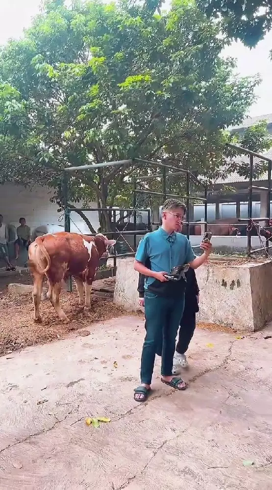momen haru Ruben Onsu cari sapi kurban © Instagram momen haru Ruben Onsu cari sapi kurban © Instagram