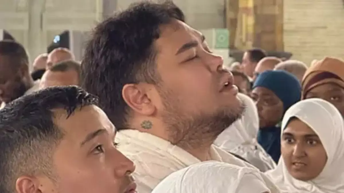 5 Potret Ivan Gunawan berjuang menyentuh Multazam Kabah, tempat mustajab untuk berdoa
