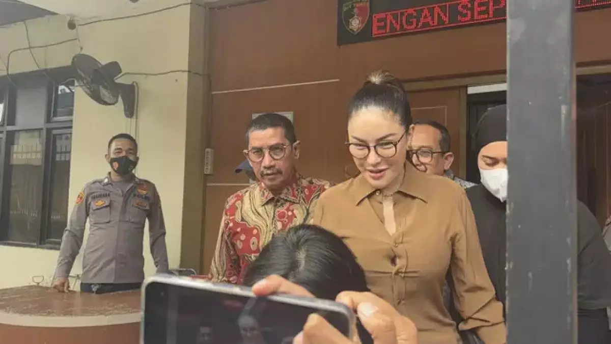 Momen Nikita Mirzani diserahkan ke Kejaksaan, tampilannya stylish dengan menebar senyuman