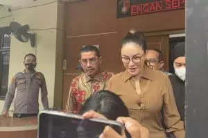 Momen Nikita Mirzani diserahkan ke Kejaksaan, tampilannya stylish dengan menebar senyuman