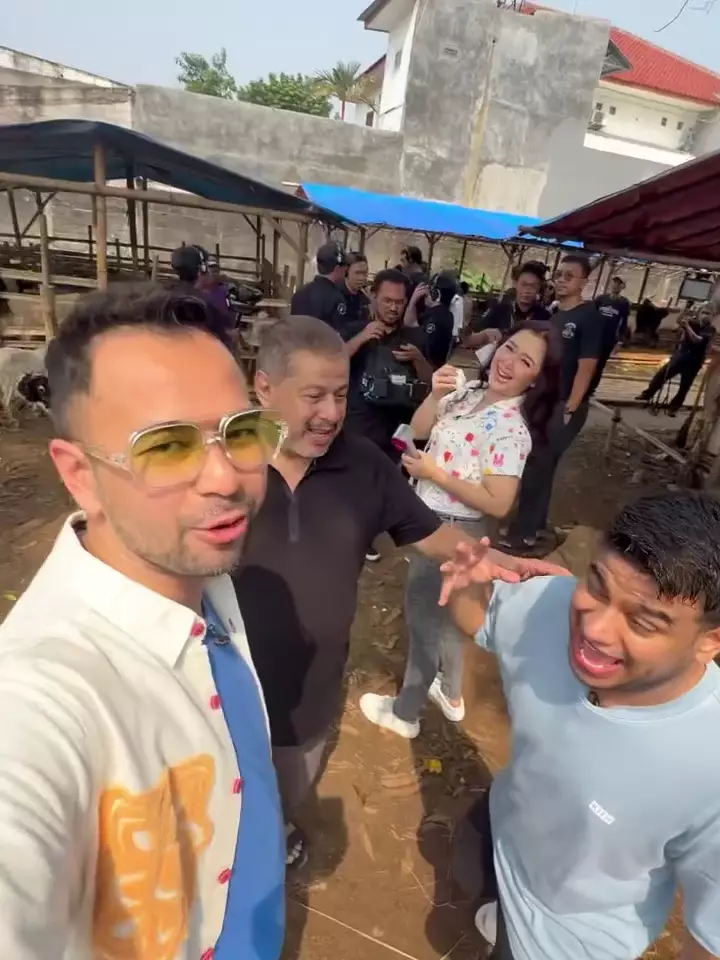 Raffi Ahmad borong kambing kurban Pak Muh © 2025 Instagram Raffi Ahmad borong kambing kurban Pak Muh © 2025 Instagram