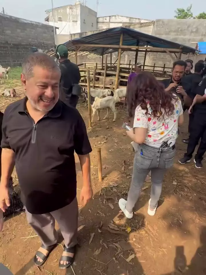 Raffi Ahmad borong kambing kurban Pak Muh © 2025 Instagram Raffi Ahmad borong kambing kurban Pak Muh © 2025 Instagram