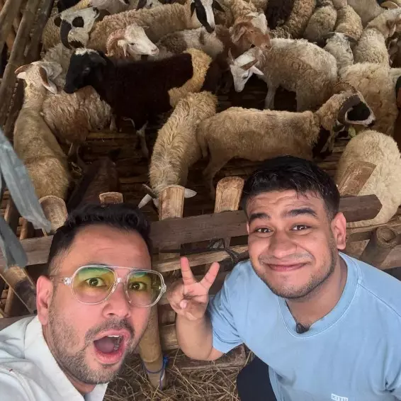 Bukan hanya berkurban sapi, ini 7 momen Raffi Ahmad borong 50 kambing dari Pak Muh