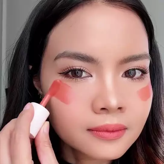 Kerap jadi base makeup, cewek ini jajal hacks pakai concealer setelah blush on, hasilnya menakjubkan