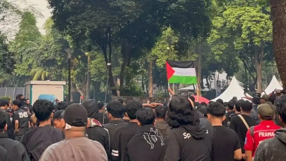 supporter timnas Indonesia bentangkan bendera Palestina © 2025 Liputan6.com