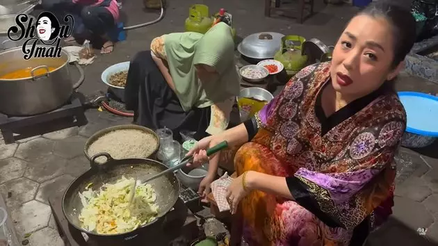 Soimah ikut bantu hajatan tetangga © YouTube