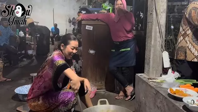 Soimah ikut bantu hajatan tetangga © YouTube