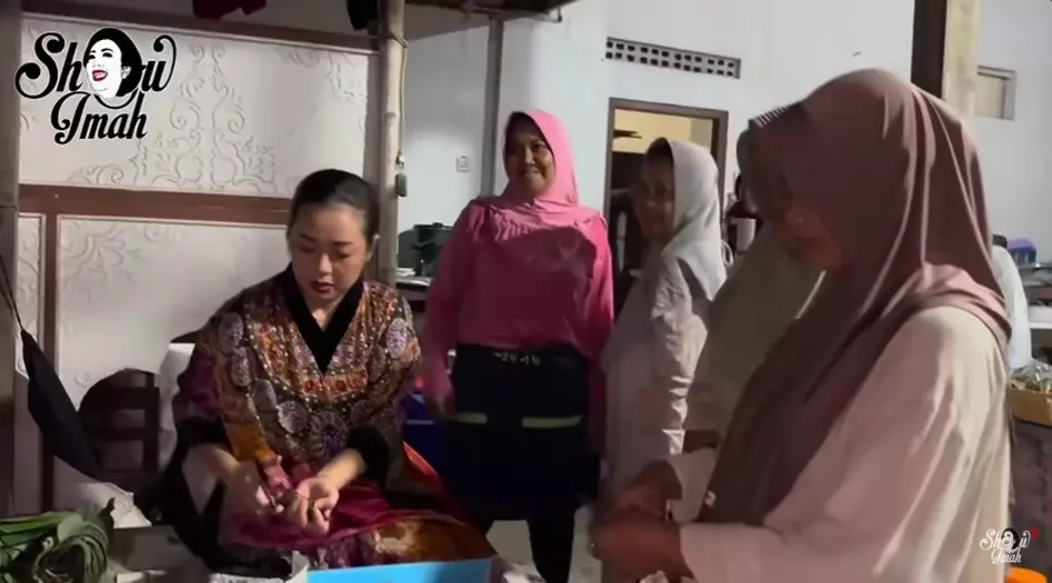 Soimah ikut bantu hajatan tetangga © YouTube