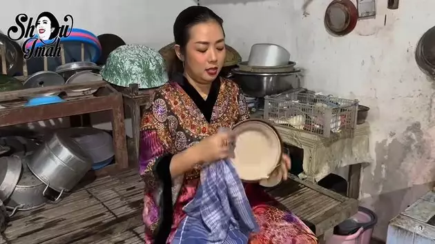 Soimah ikut bantu hajatan tetangga © YouTube