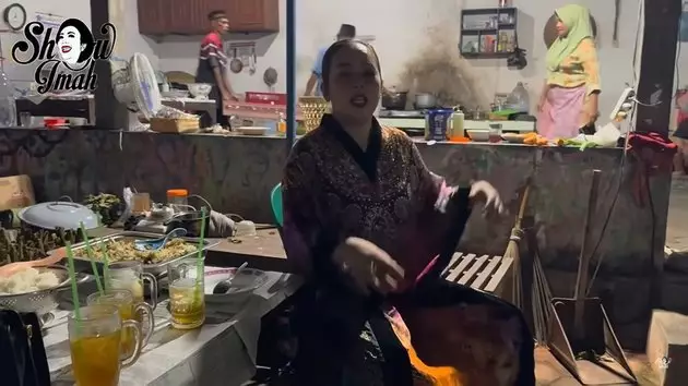 Soimah ikut bantu hajatan tetangga © YouTube