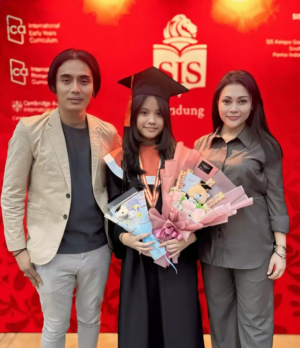 kelulusan sekolah anak charly van houten © 2025 Instagram