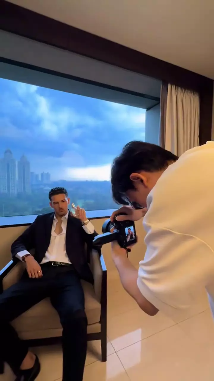 Justin Hubner photoshoot model wanita bikin penasaran © 2025 TikTok Justin Hubner photoshoot model wanita bikin penasaran © 2025 TikTok