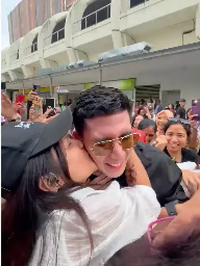 verrell bramasta diciumi fans wanita di singapura © 2025 brilio.net