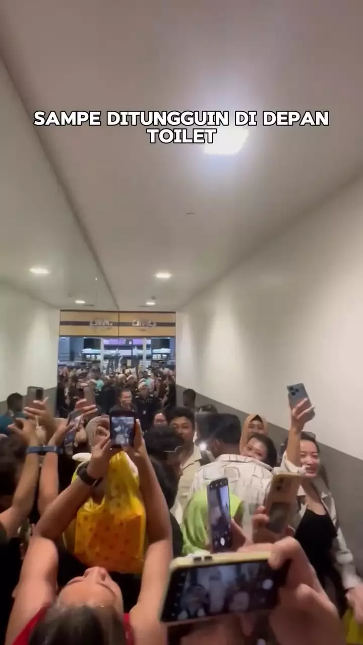 Verrell Bramasta dicium emak-emak di Singapura © 2025 Instagram Verrell Bramasta dicium emak-emak di Singapura © 2025 Instagram