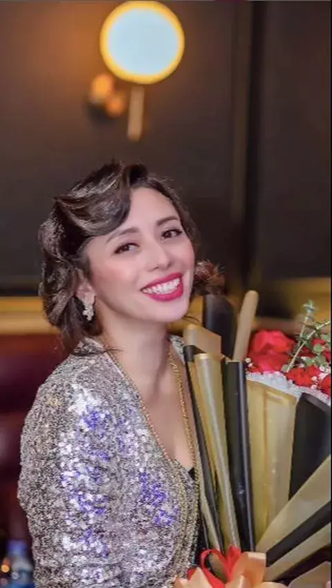 Cantik awet muda di usia 51 tahun, ini 11 potret lawas Eno Sigit penyanyi 90-an cucu Presiden Soeharto berbagai sumber Cantik awet muda di usia 51 tahun, ini 11 potret lawas Eno Sigit penyanyi 90-an cucu Presiden Soeharto berbagai sumber