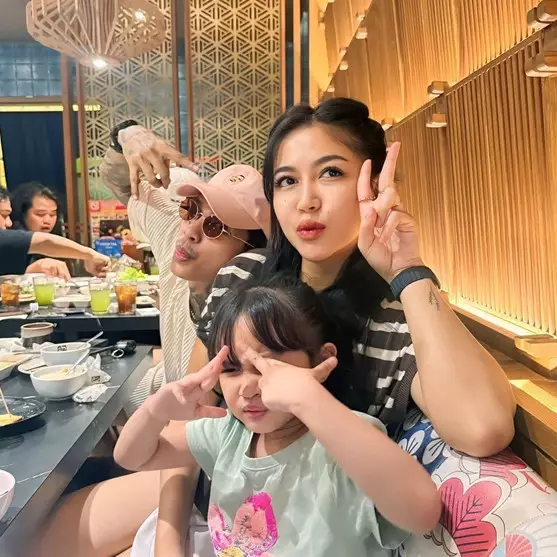 Sudah pisah tetap akur, 7 potret Young Lex dan Eriska Nakesya kompak momong anak usai cerai