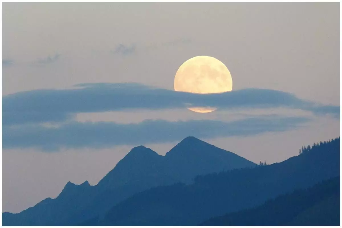 Fenomena 'Strawberry Moon' akan muncul malam ini, bulan purnama terendah yang bikin langit estetik