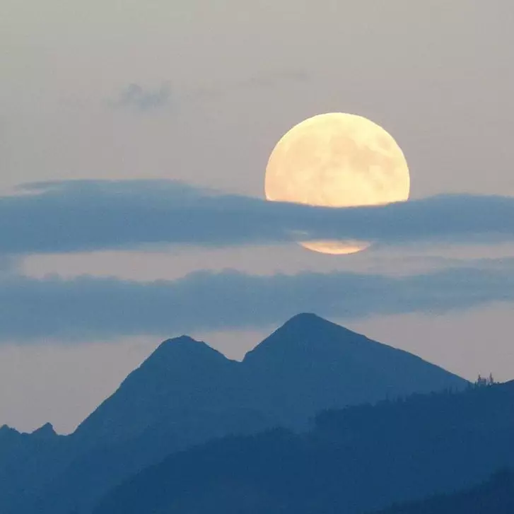 Fenomena 'Strawberry Moon' akan muncul malam ini, bulan purnama terendah yang bikin langit estetik