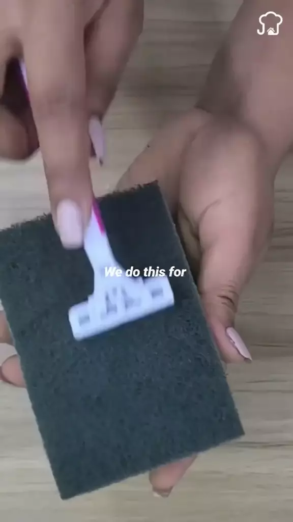 menajamkan pisau cukur pakai spons cuci piring © 2024 brilio.net