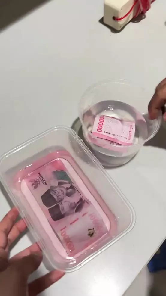 duit 100 ribu ditolak mesin saat setor tunai © TikTok