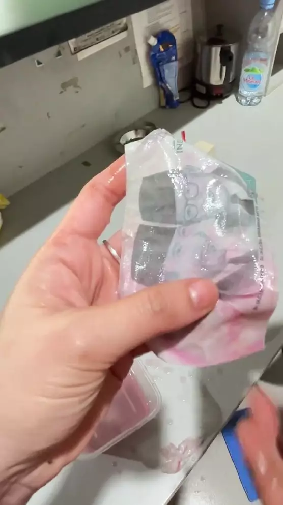 duit 100 ribu ditolak mesin saat setor tunai © TikTok