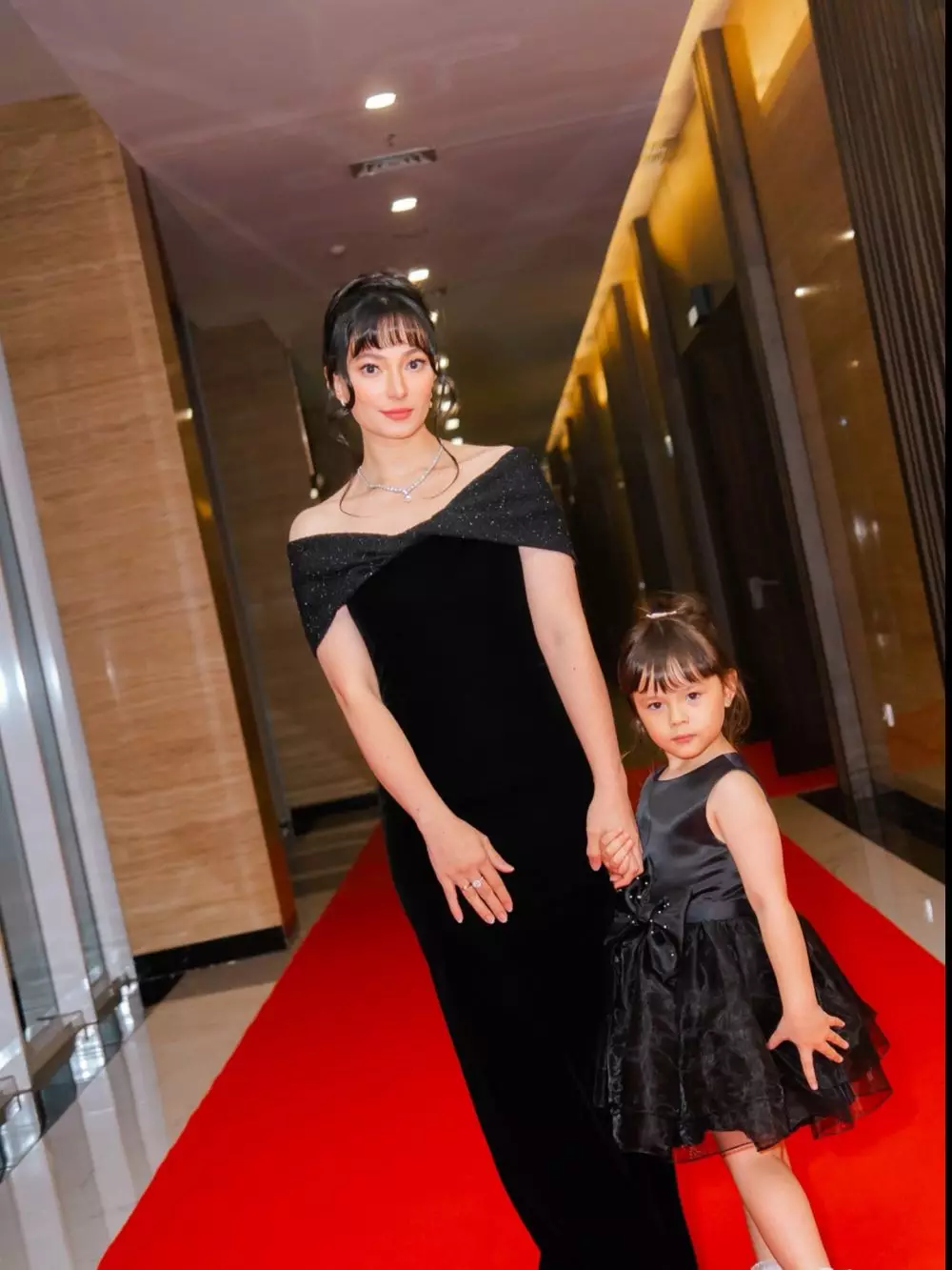 pesona Asmirandah di acara awards TV © berbagai sumber