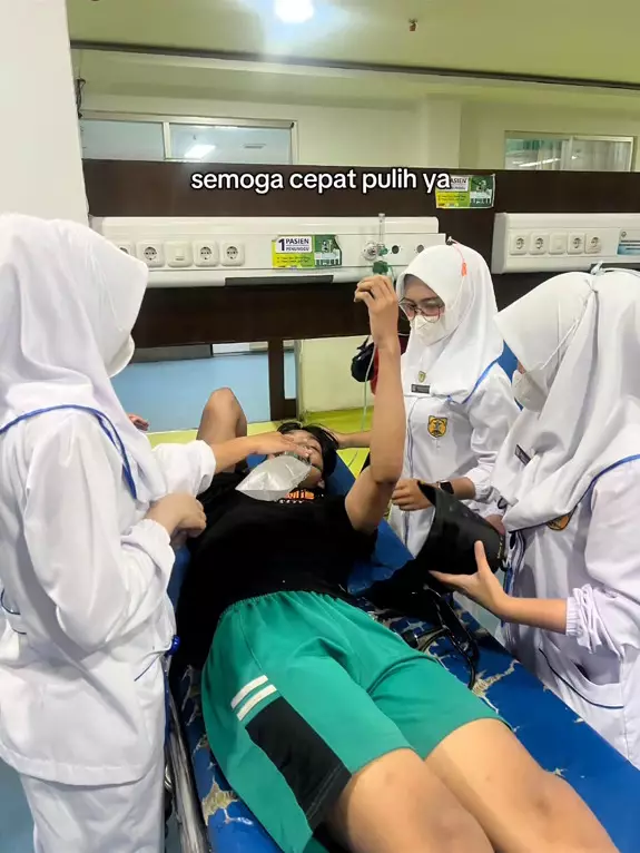 Pria panggil damkar untuk antar ke rumah sakit  © 2025 TikTok