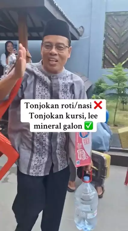 hajatan di Cirebon suvenirnya kursi plastik © TikTok