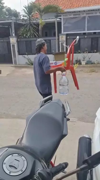 hajatan di Cirebon suvenirnya kursi plastik © TikTok